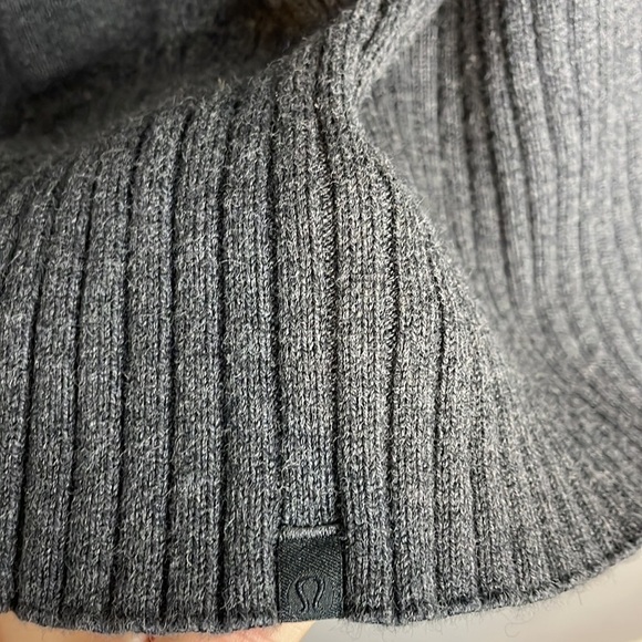 SOLD Lululemon | Still Lotus Wrap Reversible Grey/Black - Picture 8 of 9